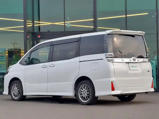 トヨタ ヴォクシー ハイブリッド ZS 煌Ⅲ 東京都 2020(令2)年 3.4万km ホワイトパールクリスタルシャイン ワンオーナー/純正ナビ/Bluetooth/両側パワースライドドア/ETC/プッシュスタート/前席シートヒーター/ドライブレコーダー/バックカメラ/コーナーセンサー/衝突軽減ブレーキ/純正アルミホイール/純正フロアマット/クルーズコントロール/新車保証書/取扱説明書/キーレスエントリー