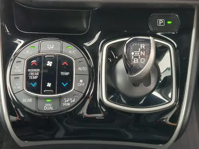 トヨタ ヴォクシー ハイブリッド ZS 煌Ⅲ 東京都 2020(令2)年 3.4万km ホワイトパールクリスタルシャイン ワンオーナー/純正ナビ/Bluetooth/両側パワースライドドア/ETC/プッシュスタート/前席シートヒーター/ドライブレコーダー/バックカメラ/コーナーセンサー/衝突軽減ブレーキ/純正アルミホイール/純正フロアマット/クルーズコントロール/新車保証書/取扱説明書/キーレスエントリー