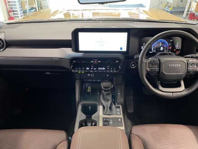 トヨタ ランドクルーザー ２５０ VX ファーストエディション 宮城県 2024(令6)年 1万km ベージュ サンルーフ/4WD/トヨタセーフティセンス/・プリクラッシュセーフティシステム/・プロアクティブドライビングアシスト/・リアクロストラフィックアラート/・リヤカメラディテクション/・ロードサインアシスト/・オートマチックハイビーム/・レーントレーシングアシスト/クリアランスソナー/前後コーナーセンサー/ブラインドスポットモニター/レーダークルーズコントロール/MTモード付AT/プッシュスタート/電動リアゲート/純正ナビ/アラウンドビューモニター/バックカメラ/フルセグテレビ/Bluetooth/LEDヘッドライト/フォグランプ/オートライト/本革レザーシート/エアシート/ヒートシーター/パワーシート/純正前後ドライブレコーダー/純正ビルトインETC2.0/純正フロアマット/純正アルミホイール