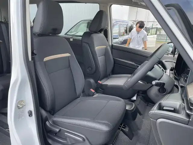 日産 セレナ e－パワー ハイウェイスター V 東京都 2025(令7)年 0.1千km 白Ⅱ e-POWER　ハイウエイスターV　ヘッドランプ オートレベライザー+アダプティブLEDヘッドライトシステム+インテリジェント アラウンドビューモニター（移動物 検知機能付）+インテリジェント ルームミラー+アドバンスドドライブアシストディスプレイ（12.3インチカラーディスプレイ）+統合型インターフェースディスプレイ+ワイヤレス充電器+6スピーカー+NissanConnectナビゲーションシステム（地デジ内蔵）+車載通信ユニット（TCU［Telematics Control Unit］）+ETC2.0ユニット（ビルトインタイプ）+ドライブレコーダー（前後セット）+プロパイロット（ナビリンク機能付）+プロパイロット緊急停止支援システム（SOSコール機能付）+SOSコール（488/400円）