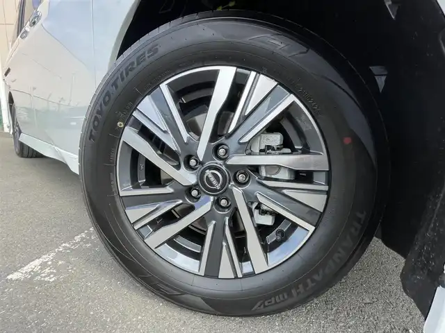 日産 セレナ e－パワー ハイウェイスター V 東京都 2025(令7)年 0.1千km 白Ⅱ e-POWER　ハイウエイスターV　ヘッドランプ オートレベライザー+アダプティブLEDヘッドライトシステム+インテリジェント アラウンドビューモニター（移動物 検知機能付）+インテリジェント ルームミラー+アドバンスドドライブアシストディスプレイ（12.3インチカラーディスプレイ）+統合型インターフェースディスプレイ+ワイヤレス充電器+6スピーカー+NissanConnectナビゲーションシステム（地デジ内蔵）+車載通信ユニット（TCU［Telematics Control Unit］）+ETC2.0ユニット（ビルトインタイプ）+ドライブレコーダー（前後セット）+プロパイロット（ナビリンク機能付）+プロパイロット緊急停止支援システム（SOSコール機能付）+SOSコール（488/400円）
