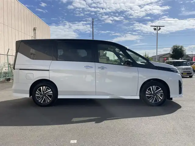 日産 セレナ e－パワー ハイウェイスター V 東京都 2025(令7)年 0.1千km 白Ⅱ e-POWER　ハイウエイスターV　ヘッドランプ オートレベライザー+アダプティブLEDヘッドライトシステム+インテリジェント アラウンドビューモニター（移動物 検知機能付）+インテリジェント ルームミラー+アドバンスドドライブアシストディスプレイ（12.3インチカラーディスプレイ）+統合型インターフェースディスプレイ+ワイヤレス充電器+6スピーカー+NissanConnectナビゲーションシステム（地デジ内蔵）+車載通信ユニット（TCU［Telematics Control Unit］）+ETC2.0ユニット（ビルトインタイプ）+ドライブレコーダー（前後セット）+プロパイロット（ナビリンク機能付）+プロパイロット緊急停止支援システム（SOSコール機能付）+SOSコール（488/400円）