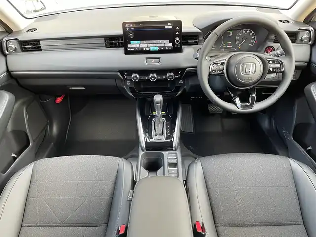 ホンダ ヴェゼル ハイブリッド e:HEV Z 大阪府 2025(令7)年 0.1千km プラチナホワイトパール ホンダセンシング/　・衝突軽減ブレーキ　CMBS/　・先行車発進お知らせ機能/　・アダプティブクルーズコントロール　ACC/　・車線維持支援システム　LKAS/　・トラフィックジャムアシスト/　・ブラインドスポットフォーメーション/　・誤発進抑制機能/　・後方お発進抑制機能/　・パーキングセンサーシステム/　・オートハイビーム/純正ディーラーOPナビ/　Bluetooth/フルセグ/FM/バックカメラ/パワーバックドア/LEDオートライト/フォグランプ/ハーフレザーシート/シートヒーター/ワイヤレス充電器/スマートキー/ビルトインETC/ステアリングスイッチ
