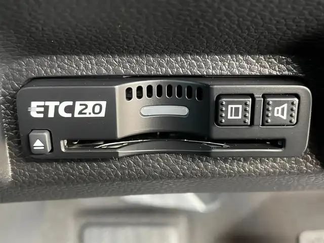 ホンダ ヴェゼル ハイブリッド e:HEV Z 大阪府 2025(令7)年 0.1千km プラチナホワイトパール ホンダセンシング/　・衝突軽減ブレーキ　CMBS/　・先行車発進お知らせ機能/　・アダプティブクルーズコントロール　ACC/　・車線維持支援システム　LKAS/　・トラフィックジャムアシスト/　・ブラインドスポットフォーメーション/　・誤発進抑制機能/　・後方お発進抑制機能/　・パーキングセンサーシステム/　・オートハイビーム/純正ディーラーOPナビ/　Bluetooth/フルセグ/FM/バックカメラ/パワーバックドア/LEDオートライト/フォグランプ/ハーフレザーシート/シートヒーター/ワイヤレス充電器/スマートキー/ビルトインETC/ステアリングスイッチ