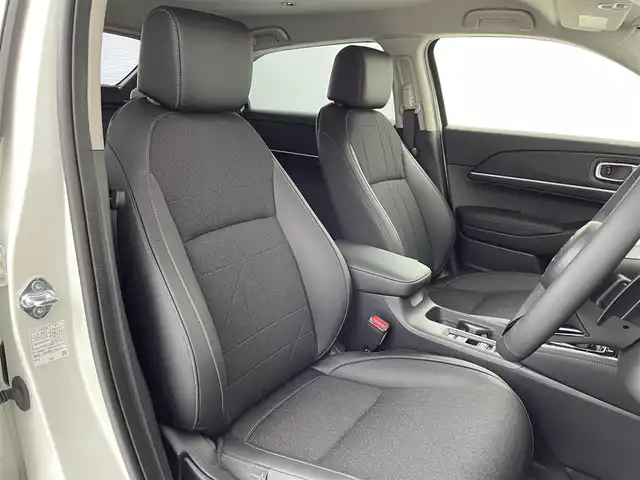 ホンダ ヴェゼル ハイブリッド e:HEV Z 大阪府 2025(令7)年 0.1千km プラチナホワイトパール ホンダセンシング/　・衝突軽減ブレーキ　CMBS/　・先行車発進お知らせ機能/　・アダプティブクルーズコントロール　ACC/　・車線維持支援システム　LKAS/　・トラフィックジャムアシスト/　・ブラインドスポットフォーメーション/　・誤発進抑制機能/　・後方お発進抑制機能/　・パーキングセンサーシステム/　・オートハイビーム/純正ディーラーOPナビ/　Bluetooth/フルセグ/FM/バックカメラ/パワーバックドア/LEDオートライト/フォグランプ/ハーフレザーシート/シートヒーター/ワイヤレス充電器/スマートキー/ビルトインETC/ステアリングスイッチ