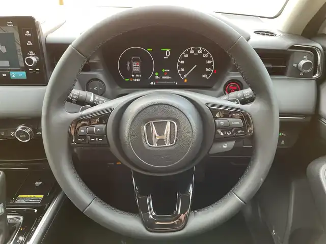 ホンダ ヴェゼル ハイブリッド e:HEV Z 大阪府 2025(令7)年 0.1千km プラチナホワイトパール ホンダセンシング/　・衝突軽減ブレーキ　CMBS/　・先行車発進お知らせ機能/　・アダプティブクルーズコントロール　ACC/　・車線維持支援システム　LKAS/　・トラフィックジャムアシスト/　・ブラインドスポットフォーメーション/　・誤発進抑制機能/　・後方お発進抑制機能/　・パーキングセンサーシステム/　・オートハイビーム/純正ディーラーOPナビ/　Bluetooth/フルセグ/FM/バックカメラ/パワーバックドア/LEDオートライト/フォグランプ/ハーフレザーシート/シートヒーター/ワイヤレス充電器/スマートキー/ビルトインETC/ステアリングスイッチ