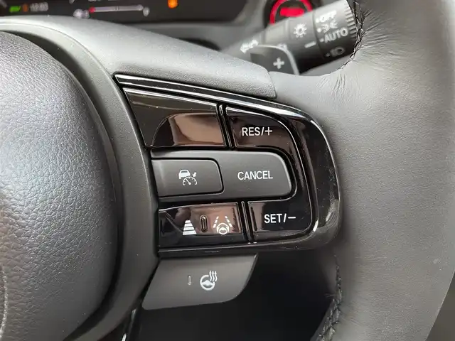 ホンダ ヴェゼル ハイブリッド e:HEV Z 大阪府 2025(令7)年 0.1千km プラチナホワイトパール ホンダセンシング/　・衝突軽減ブレーキ　CMBS/　・先行車発進お知らせ機能/　・アダプティブクルーズコントロール　ACC/　・車線維持支援システム　LKAS/　・トラフィックジャムアシスト/　・ブラインドスポットフォーメーション/　・誤発進抑制機能/　・後方お発進抑制機能/　・パーキングセンサーシステム/　・オートハイビーム/純正ディーラーOPナビ/　Bluetooth/フルセグ/FM/バックカメラ/パワーバックドア/LEDオートライト/フォグランプ/ハーフレザーシート/シートヒーター/ワイヤレス充電器/スマートキー/ビルトインETC/ステアリングスイッチ