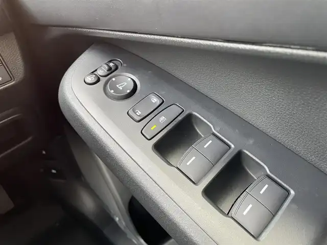 ホンダ ヴェゼル ハイブリッド e:HEV Z 大阪府 2025(令7)年 0.1千km プラチナホワイトパール ホンダセンシング/　・衝突軽減ブレーキ　CMBS/　・先行車発進お知らせ機能/　・アダプティブクルーズコントロール　ACC/　・車線維持支援システム　LKAS/　・トラフィックジャムアシスト/　・ブラインドスポットフォーメーション/　・誤発進抑制機能/　・後方お発進抑制機能/　・パーキングセンサーシステム/　・オートハイビーム/純正ディーラーOPナビ/　Bluetooth/フルセグ/FM/バックカメラ/パワーバックドア/LEDオートライト/フォグランプ/ハーフレザーシート/シートヒーター/ワイヤレス充電器/スマートキー/ビルトインETC/ステアリングスイッチ