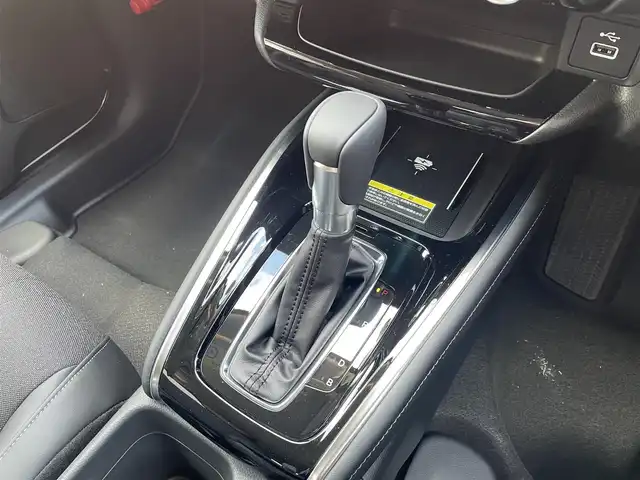 ホンダ ヴェゼル ハイブリッド e:HEV Z 大阪府 2025(令7)年 0.1千km プラチナホワイトパール ホンダセンシング/　・衝突軽減ブレーキ　CMBS/　・先行車発進お知らせ機能/　・アダプティブクルーズコントロール　ACC/　・車線維持支援システム　LKAS/　・トラフィックジャムアシスト/　・ブラインドスポットフォーメーション/　・誤発進抑制機能/　・後方お発進抑制機能/　・パーキングセンサーシステム/　・オートハイビーム/純正ディーラーOPナビ/　Bluetooth/フルセグ/FM/バックカメラ/パワーバックドア/LEDオートライト/フォグランプ/ハーフレザーシート/シートヒーター/ワイヤレス充電器/スマートキー/ビルトインETC/ステアリングスイッチ