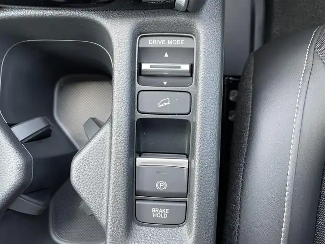 ホンダ ヴェゼル ハイブリッド e:HEV Z 大阪府 2025(令7)年 0.1千km プラチナホワイトパール ホンダセンシング/　・衝突軽減ブレーキ　CMBS/　・先行車発進お知らせ機能/　・アダプティブクルーズコントロール　ACC/　・車線維持支援システム　LKAS/　・トラフィックジャムアシスト/　・ブラインドスポットフォーメーション/　・誤発進抑制機能/　・後方お発進抑制機能/　・パーキングセンサーシステム/　・オートハイビーム/純正ディーラーOPナビ/　Bluetooth/フルセグ/FM/バックカメラ/パワーバックドア/LEDオートライト/フォグランプ/ハーフレザーシート/シートヒーター/ワイヤレス充電器/スマートキー/ビルトインETC/ステアリングスイッチ