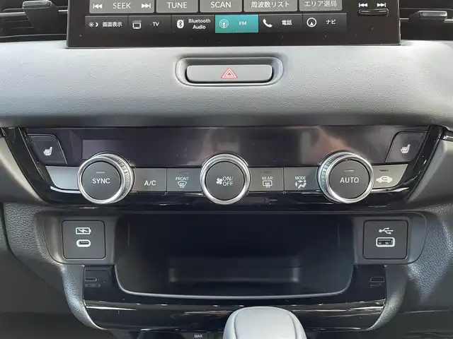 ホンダ ヴェゼル ハイブリッド e:HEV Z 大阪府 2025(令7)年 0.1千km プラチナホワイトパール ホンダセンシング/　・衝突軽減ブレーキ　CMBS/　・先行車発進お知らせ機能/　・アダプティブクルーズコントロール　ACC/　・車線維持支援システム　LKAS/　・トラフィックジャムアシスト/　・ブラインドスポットフォーメーション/　・誤発進抑制機能/　・後方お発進抑制機能/　・パーキングセンサーシステム/　・オートハイビーム/純正ディーラーOPナビ/　Bluetooth/フルセグ/FM/バックカメラ/パワーバックドア/LEDオートライト/フォグランプ/ハーフレザーシート/シートヒーター/ワイヤレス充電器/スマートキー/ビルトインETC/ステアリングスイッチ