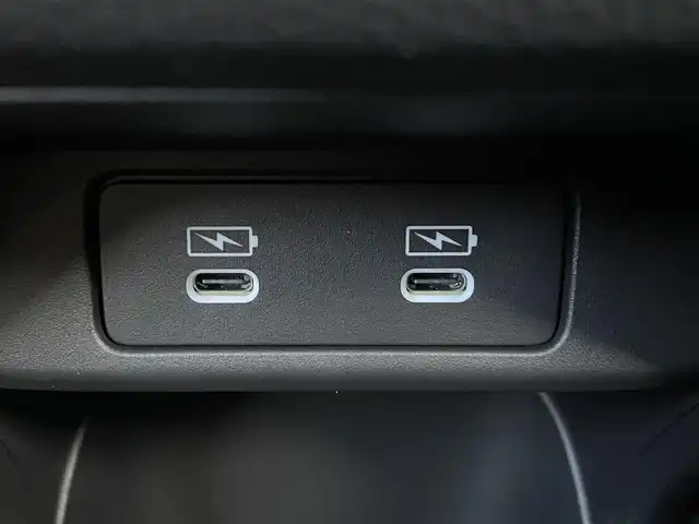 ホンダ ヴェゼル ハイブリッド e:HEV Z 大阪府 2025(令7)年 0.1千km プラチナホワイトパール ホンダセンシング/　・衝突軽減ブレーキ　CMBS/　・先行車発進お知らせ機能/　・アダプティブクルーズコントロール　ACC/　・車線維持支援システム　LKAS/　・トラフィックジャムアシスト/　・ブラインドスポットフォーメーション/　・誤発進抑制機能/　・後方お発進抑制機能/　・パーキングセンサーシステム/　・オートハイビーム/純正ディーラーOPナビ/　Bluetooth/フルセグ/FM/バックカメラ/パワーバックドア/LEDオートライト/フォグランプ/ハーフレザーシート/シートヒーター/ワイヤレス充電器/スマートキー/ビルトインETC/ステアリングスイッチ