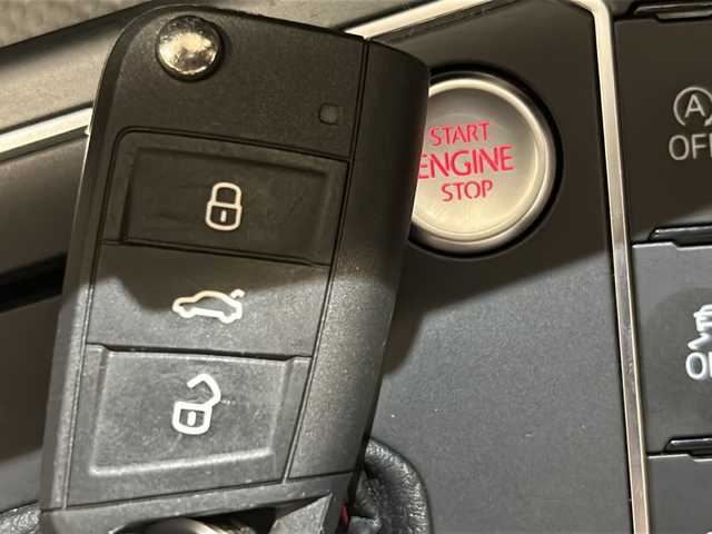 フォルクスワーゲン ポロＧＴＩ 新潟県 2020(令2)年 4.8万km ディープブラックパールエフェクト 社外ダウンサス/TWS鍛造アルミホイール17インチ/オプション/テクノロジーパッケージ/-Active Info Display/-ワイヤレスチャージング/DiscoverProパッケージ/-純正ナビ/(CD/DVD/Bluetooth/USB/CarPlay)/-ETC2.0/セーフティパッケージ/-レーンキープアシスト/-パークアシスト/-ブラインドスポットアシスト/-パークディスタンスコントロール/-リヤトラフィックアラート/主要装備/オールインセーフティ/-アダプティブクルーズコントロール/-リヤビューカメラ/-プリクラッシュブレーキシステム/ドライブレコーダー/レーダー探知機/パドルシフト/キーレスエントリー/LEDヘッドライト