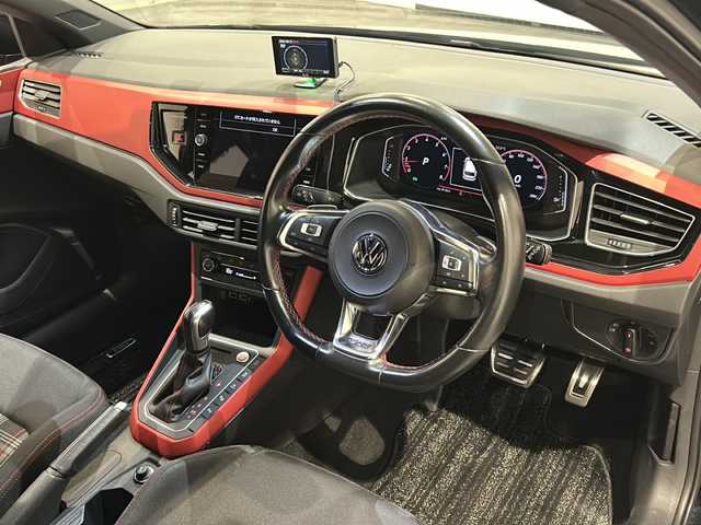 フォルクスワーゲン ポロＧＴＩ 新潟県 2020(令2)年 4.8万km ディープブラックパールエフェクト 社外ダウンサス/TWS鍛造アルミホイール17インチ/オプション/テクノロジーパッケージ/-Active Info Display/-ワイヤレスチャージング/DiscoverProパッケージ/-純正ナビ/(CD/DVD/Bluetooth/USB/CarPlay)/-ETC2.0/セーフティパッケージ/-レーンキープアシスト/-パークアシスト/-ブラインドスポットアシスト/-パークディスタンスコントロール/-リヤトラフィックアラート/主要装備/オールインセーフティ/-アダプティブクルーズコントロール/-リヤビューカメラ/-プリクラッシュブレーキシステム/ドライブレコーダー/レーダー探知機/パドルシフト/キーレスエントリー/LEDヘッドライト