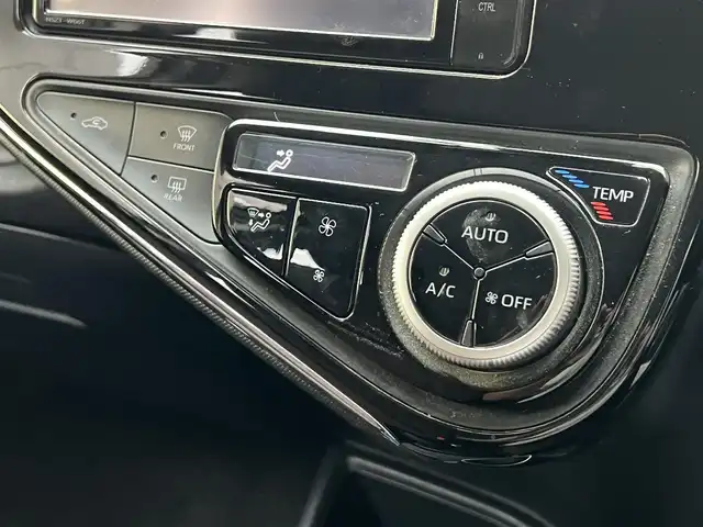 トヨタ アクア G 滋賀県 2017(平29)年 6.7万km シルバーM 純正ナビ/Bluetooth/CD/DVD/フルセグTV/バックカメラ/クルーズコントロール/ステアリングリモコン/前後ドライブレコーダー/オートハイビーム/ETC/オートライト/プッシュスタート/スマートキー