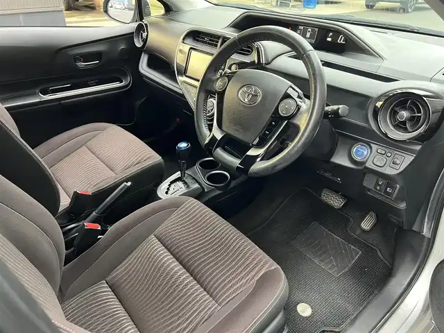 トヨタ アクア G 滋賀県 2017(平29)年 6.7万km シルバーM 純正ナビ/Bluetooth/CD/DVD/フルセグTV/バックカメラ/クルーズコントロール/ステアリングリモコン/前後ドライブレコーダー/オートハイビーム/ETC/オートライト/プッシュスタート/スマートキー