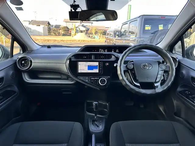 トヨタ アクア S スタイルブラック 宮城県 2019(令1)年 2.9万km シルバーM LEDヘッドランプパッケージ/パノラミックビューモニター/＝＝＝/セーフティセンス/・プリクラッシュセーフティ/・レーンディパーチャーアラート/・オートマチックハイビーム/・先行車発進告知機能/インテリジェントクリアランスソナー/純正ナビ（NSZT-W68T）/・CD/DVD/・Bluetooth/・フルセグTV/バックカメラ/ビルトインETC2.0/ドライブレコーダー/ステアリングスイッチ/スマートキー＆プッシュスタート/電動格納ミラー/純正フロアマット/Wエアバッグ