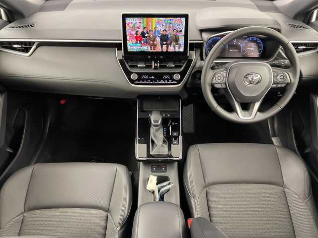 トヨタ カローラ クロス ハイブリッド Z 道央・札幌 2025(令7)年 0.1千km プラチナホワイトパールマイカ ・HYBRID　Z　4WD　/・登録済未使用車　　/　寒冷地仕様/・純正10.5インチディスプレイオーディオPlus　/・パノラミッックビューモニタ-/・Bluetooth・フルセグTV/・ETC2.0　/パーキングサポートブレーキ/・ブラインドスポットモニター/・トヨタセーフティセンス/・レーダークルーズコントロール/・プリクラッシュセーフティ/・ブラインドスポットモニター/・ハンズフリーパワーバックドア/・LEDライト/オートハイビーム/・ハーフレザーシート/シートヒーター/・純正ドライブレコーダー前後/・スマートキーｘ２