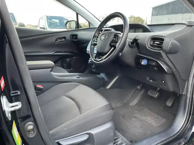 トヨタ プリウス S 鳥取県 2019(令1)年 7.7万km 白 純正ナビ／フルセグ／ＤＶＤ／ＣＤ／ＢＴ/バックカメラ・ＥＴＣ/ドライブレコーダー/モデリスタタイプエアロ/LEDデイライト/社外19インチアルミ/ローダウンサス/LEDヘットライト/オートハイビーム/トヨタセーフティセンス/レーダークルーズコントロール/レーンキープアシスト/LEDフォグランプ/プッシュスタート/フロアマット/ドアバイザー