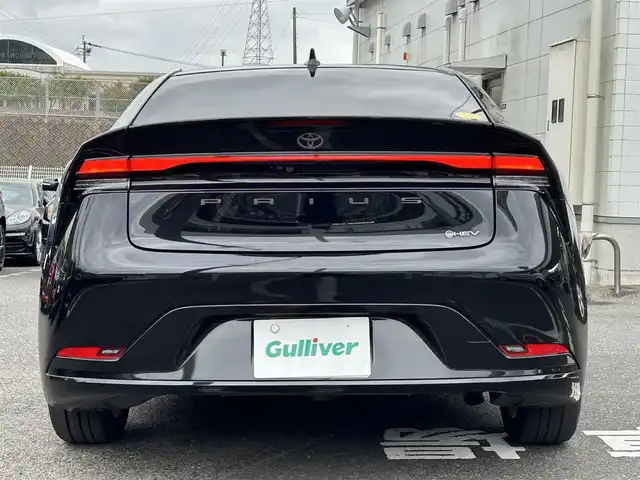 トヨタ プリウス Z 長崎県 2024(令6)年 7万km アティチュードブラックマイカ プッシュスタート/純正ナビ付ディスプレイオーディオ（AM/FM/BT/TV)/クルーズコントロール/オートライト/オートハイビーム/ハンドルヒーター/シートヒーター（D/N)/エアシート（D/N)/パワーバックドア/ETC2.0/電子サイドブレーキ/ブレーキホールド/バックカメラ/全方位カメラ/トヨタセーフティセンス/横滑り防止装置/レーンキープアシスト/充電Cタイプ/AC100V/デジタルインナーミラー
