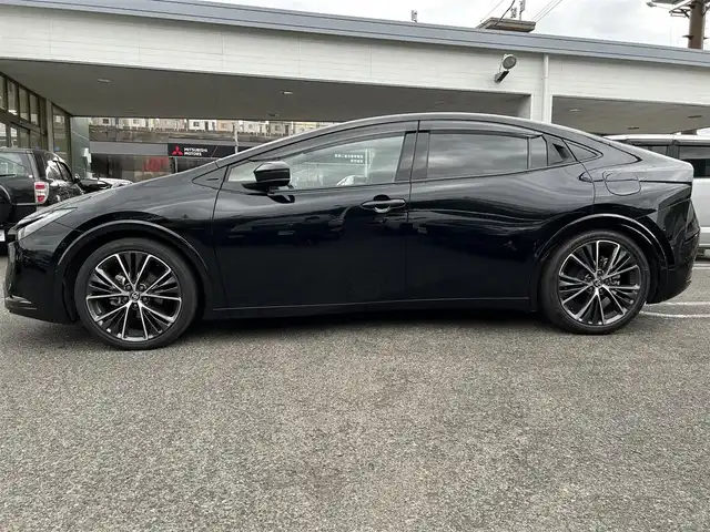 トヨタ プリウス Z 長崎県 2024(令6)年 7万km アティチュードブラックマイカ プッシュスタート/純正ナビ付ディスプレイオーディオ（AM/FM/BT/TV)/クルーズコントロール/オートライト/オートハイビーム/ハンドルヒーター/シートヒーター（D/N)/エアシート（D/N)/パワーバックドア/ETC2.0/電子サイドブレーキ/ブレーキホールド/バックカメラ/全方位カメラ/トヨタセーフティセンス/横滑り防止装置/レーンキープアシスト/充電Cタイプ/AC100V/デジタルインナーミラー