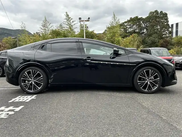トヨタ プリウス Z 長崎県 2024(令6)年 7万km アティチュードブラックマイカ プッシュスタート/純正ナビ付ディスプレイオーディオ（AM/FM/BT/TV)/クルーズコントロール/オートライト/オートハイビーム/ハンドルヒーター/シートヒーター（D/N)/エアシート（D/N)/パワーバックドア/ETC2.0/電子サイドブレーキ/ブレーキホールド/バックカメラ/全方位カメラ/トヨタセーフティセンス/横滑り防止装置/レーンキープアシスト/充電Cタイプ/AC100V/デジタルインナーミラー