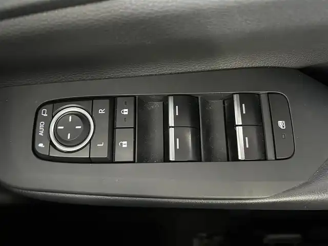 トヨタ プリウス Z 長崎県 2024(令6)年 7万km アティチュードブラックマイカ プッシュスタート/純正ナビ付ディスプレイオーディオ（AM/FM/BT/TV)/クルーズコントロール/オートライト/オートハイビーム/ハンドルヒーター/シートヒーター（D/N)/エアシート（D/N)/パワーバックドア/ETC2.0/電子サイドブレーキ/ブレーキホールド/バックカメラ/全方位カメラ/トヨタセーフティセンス/横滑り防止装置/レーンキープアシスト/充電Cタイプ/AC100V/デジタルインナーミラー