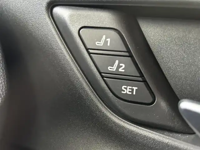 トヨタ プリウス Z 長崎県 2024(令6)年 7万km アティチュードブラックマイカ プッシュスタート/純正ナビ付ディスプレイオーディオ（AM/FM/BT/TV)/クルーズコントロール/オートライト/オートハイビーム/ハンドルヒーター/シートヒーター（D/N)/エアシート（D/N)/パワーバックドア/ETC2.0/電子サイドブレーキ/ブレーキホールド/バックカメラ/全方位カメラ/トヨタセーフティセンス/横滑り防止装置/レーンキープアシスト/充電Cタイプ/AC100V/デジタルインナーミラー