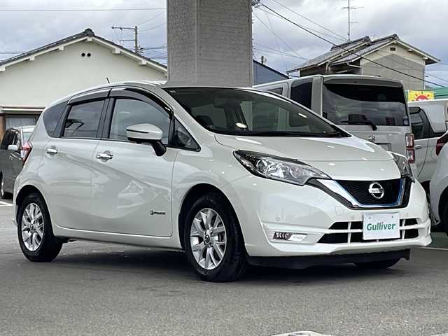 日産 ノート e－パワー X 愛媛県 2019(平31)年 5.6万km ブリリアントホワイトパール 社外ディスプレイオーディオ/・Bluetooth/アラウンドビューモニター/ETC/クルーズコントロール/前後ドライブレコーダー/衝突軽減ブレーキ/レーンキープアシスト/ウィンカーミラー /オートライト/プッシュスタート/フォグランプ