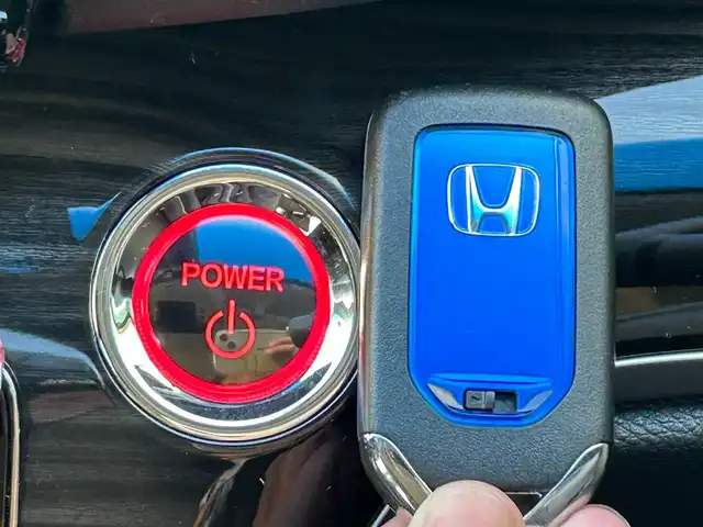 ホンダ オデッセイ ハイブリッド アブソルート・EXホンダセンジング 島根県 2019(令1)年 3.6万km クリスタルブラックパール 純正9インチナビ/CD/DVD/DTV/Bluetooth/HDMI/USB/マルチビューカメラ/スマートパーキングアシスト/コーナーセンサー /BSM/ウェルカムライト付両側パワースライドドア/ホンダセンシング/・衝突軽減ブレーキ/・歩行者事故低減ステアリング/・アダプティブクルーズコントロール/・車線維持支援システム（LKAS）/・路外逸脱抑制機能/・誤発進抑制機能/・先行車発進お知らせ機能/・標識認識機能/ビルトインETC2.0/大型アームレスト/前席パワーシート/シートヒーター/ミラーヒーター/革巻きステアリングホイール/ステアリングスイッチ/LEDオートライト/LEDフォグランプ/前後ドライブレコーダー/プラズマクラスター付左右独立オートエアコン/リアオートエアコン/取扱説明車/新車時保証書