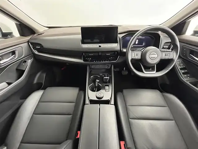 日産 エクストレイル X e－4ORCE 道央・札幌 2023(令5)年 1.4万km 白 ・4WD/・純正12.3インチワイドナビ/　BT/USB/AppleCarPlay/フルセグ/・社外前方ドライブレコーダー/・全方位カメラ/・純正ビルトインETC2.0/・衝突軽減ブレーキ/・レーダークルーズコントロール/・レーンキープアシスト/・横滑り防止/・側方・後方緊急支援/・全席シートヒーター/・前席パワーシート/・D席シートメモリー/・ステアリングヒーター/・純正フロアマット/・純正18インチAW/・オートブレーキホールド/・LEDヘッドライト/・オートライト/・オートマチックハイビーム/・プッシュスタート/・スマートキー×2/・保証書/・取扱説明書