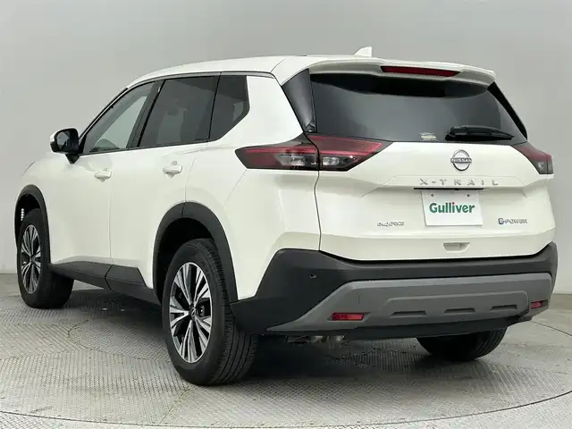 日産 エクストレイル X e－4ORCE 道央・札幌 2023(令5)年 1.4万km 白 ・4WD/・純正12.3インチワイドナビ/　BT/USB/AppleCarPlay/フルセグ/・社外前方ドライブレコーダー/・全方位カメラ/・純正ビルトインETC2.0/・衝突軽減ブレーキ/・レーダークルーズコントロール/・レーンキープアシスト/・横滑り防止/・側方・後方緊急支援/・全席シートヒーター/・前席パワーシート/・D席シートメモリー/・ステアリングヒーター/・純正フロアマット/・純正18インチAW/・オートブレーキホールド/・LEDヘッドライト/・オートライト/・オートマチックハイビーム/・プッシュスタート/・スマートキー×2/・保証書/・取扱説明書
