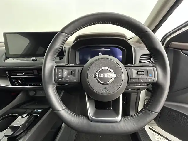 日産 エクストレイル X e－4ORCE 道央・札幌 2023(令5)年 1.4万km 白 ・4WD/・純正12.3インチワイドナビ/　BT/USB/AppleCarPlay/フルセグ/・社外前方ドライブレコーダー/・全方位カメラ/・純正ビルトインETC2.0/・衝突軽減ブレーキ/・レーダークルーズコントロール/・レーンキープアシスト/・横滑り防止/・側方・後方緊急支援/・全席シートヒーター/・前席パワーシート/・D席シートメモリー/・ステアリングヒーター/・純正フロアマット/・純正18インチAW/・オートブレーキホールド/・LEDヘッドライト/・オートライト/・オートマチックハイビーム/・プッシュスタート/・スマートキー×2/・保証書/・取扱説明書
