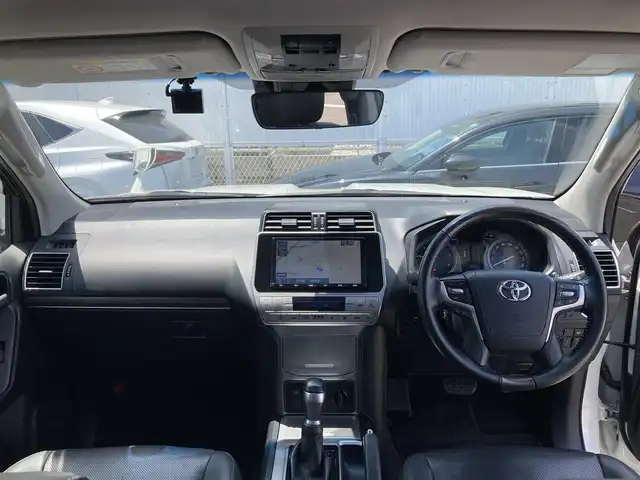 トヨタ ランドクルーザー プラド TX Lパッケージ 香川県 2019(令1)年 8万km ホワイトパールクリスタルシャイン 登録時走行距離：79972km/ディーラー純正9型ナビ/　CD DVD BT フルセグTV/バックカメラ/サンルーフ/TRDエアロ（フロント・リアアンダー）/オプション19インチアルミ/ブラックレザーシート/シートヒーター/エアシート/パワーシート/プリクラッシュセーフティシステム/レーンキープアシスト/レーダークルーズコントロール/ダウンヒルアシストコントロール/クリアランスソナー/ビルトインETC/ドライブレコーダー/MTモード付AT/横滑り防止装置/4WD/ディーゼルターボ/LEDヘッドライト/オートライト/フォグランプ/木目革巻きコンビステアリング/ステアリングスイッチ/プッシュスタート/スマートキー/スペアキー