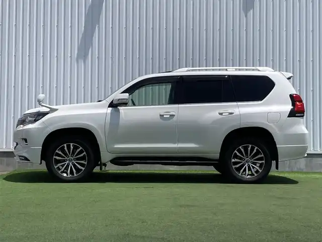 トヨタ ランドクルーザー プラド TX Lパッケージ 香川県 2019(令1)年 8万km ホワイトパールクリスタルシャイン 登録時走行距離：79972km/ディーラー純正9型ナビ/　CD DVD BT フルセグTV/バックカメラ/サンルーフ/TRDエアロ（フロント・リアアンダー）/オプション19インチアルミ/ブラックレザーシート/シートヒーター/エアシート/パワーシート/プリクラッシュセーフティシステム/レーンキープアシスト/レーダークルーズコントロール/ダウンヒルアシストコントロール/クリアランスソナー/ビルトインETC/ドライブレコーダー/MTモード付AT/横滑り防止装置/4WD/ディーゼルターボ/LEDヘッドライト/オートライト/フォグランプ/木目革巻きコンビステアリング/ステアリングスイッチ/プッシュスタート/スマートキー/スペアキー