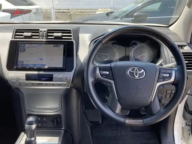 トヨタ ランドクルーザー プラド TX Lパッケージ 香川県 2019(令1)年 8万km ホワイトパールクリスタルシャイン 登録時走行距離：79972km/ディーラー純正9型ナビ/　CD DVD BT フルセグTV/バックカメラ/サンルーフ/TRDエアロ（フロント・リアアンダー）/オプション19インチアルミ/ブラックレザーシート/シートヒーター/エアシート/パワーシート/プリクラッシュセーフティシステム/レーンキープアシスト/レーダークルーズコントロール/ダウンヒルアシストコントロール/クリアランスソナー/ビルトインETC/ドライブレコーダー/MTモード付AT/横滑り防止装置/4WD/ディーゼルターボ/LEDヘッドライト/オートライト/フォグランプ/木目革巻きコンビステアリング/ステアリングスイッチ/プッシュスタート/スマートキー/スペアキー