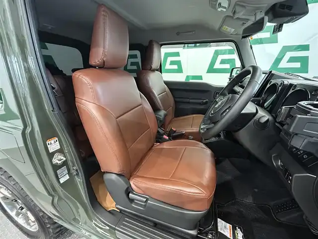 スズキ ジムニー XC 鹿児島県 2023(令5)年 0.4万km ジャングルグリーン スズキセーフティサポート/アイドリングストップ/社外8インチSDナビ【AVIC-RL912】/（CD/DVD/フルセグ/Bluetooth/SD）/バックカメラ/ビルトインETC/社外前方ドライブレコーダー【HDR002】/革巻きステアリング/ステアリングリモコン/レザー調シートカバー/前席シートヒーター/社外ラバーマット付/社外ドリンクホルダー/純正LEDヘッドライト/オートライト/ヘッドライトウォッシャー/電動格納ドアミラー/純正フロアマット/純正ドアバイザー/社外16インチアルミ
