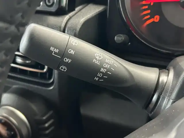 スズキ ジムニー XC 鹿児島県 2023(令5)年 0.4万km ジャングルグリーン スズキセーフティサポート/アイドリングストップ/社外8インチSDナビ【AVIC-RL912】/（CD/DVD/フルセグ/Bluetooth/SD）/バックカメラ/ビルトインETC/社外前方ドライブレコーダー【HDR002】/革巻きステアリング/ステアリングリモコン/レザー調シートカバー/前席シートヒーター/社外ラバーマット付/社外ドリンクホルダー/純正LEDヘッドライト/オートライト/ヘッドライトウォッシャー/電動格納ドアミラー/純正フロアマット/純正ドアバイザー/社外16インチアルミ