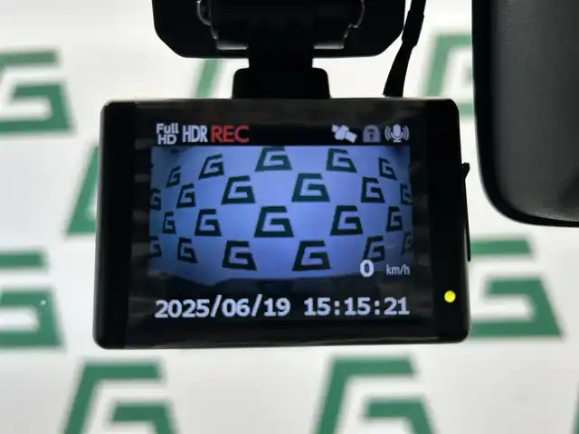 スズキ ジムニー XC 鹿児島県 2023(令5)年 0.4万km ジャングルグリーン スズキセーフティサポート/アイドリングストップ/社外8インチSDナビ【AVIC-RL912】/（CD/DVD/フルセグ/Bluetooth/SD）/バックカメラ/ビルトインETC/社外前方ドライブレコーダー【HDR002】/革巻きステアリング/ステアリングリモコン/レザー調シートカバー/前席シートヒーター/社外ラバーマット付/社外ドリンクホルダー/純正LEDヘッドライト/オートライト/ヘッドライトウォッシャー/電動格納ドアミラー/純正フロアマット/純正ドアバイザー/社外16インチアルミ