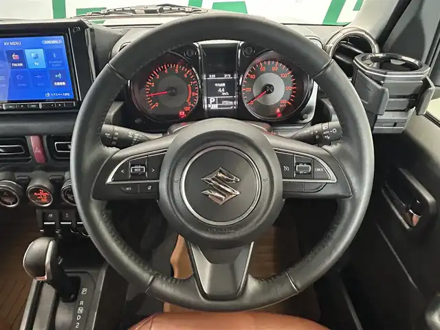 スズキ ジムニー XC 鹿児島県 2023(令5)年 0.4万km ジャングルグリーン スズキセーフティサポート/アイドリングストップ/社外8インチSDナビ【AVIC-RL912】/（CD/DVD/フルセグ/Bluetooth/SD）/バックカメラ/ビルトインETC/社外前方ドライブレコーダー【HDR002】/革巻きステアリング/ステアリングリモコン/レザー調シートカバー/前席シートヒーター/社外ラバーマット付/社外ドリンクホルダー/純正LEDヘッドライト/オートライト/ヘッドライトウォッシャー/電動格納ドアミラー/純正フロアマット/純正ドアバイザー/社外16インチアルミ