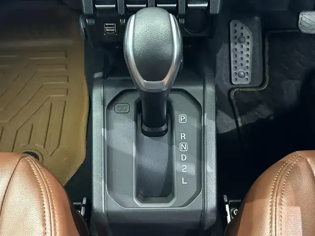 スズキ ジムニー XC 鹿児島県 2023(令5)年 0.4万km ジャングルグリーン スズキセーフティサポート/アイドリングストップ/社外8インチSDナビ【AVIC-RL912】/（CD/DVD/フルセグ/Bluetooth/SD）/バックカメラ/ビルトインETC/社外前方ドライブレコーダー【HDR002】/革巻きステアリング/ステアリングリモコン/レザー調シートカバー/前席シートヒーター/社外ラバーマット付/社外ドリンクホルダー/純正LEDヘッドライト/オートライト/ヘッドライトウォッシャー/電動格納ドアミラー/純正フロアマット/純正ドアバイザー/社外16インチアルミ