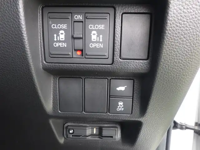 ホンダ ステップワゴン スパーダ eHEV プレミアムライン 千葉県 2023(令5)年 1.1万km プラチナホワイトパール ホンダセンシング/・衝突軽減ブレーキ（CMBS）/・車線維持支援システム（LKAS）/・アダプティブクルーズコントロール（ACC）/・後方誤発進抑制機能/・誤発進抑制機能/・ブラインドスポットインフォメーション/パワーバックドア/両側パワースライドドア/純正メモリーナビ/地デジTV/【DVD/CD再生機能　Bluetooth接続】/マルチビューカメラシステム/フリップダウンモニター/ハーフレザーシート/前席シートヒーター/革巻きステアリング/ステアリングスイッチ/ETC/LEDヘッドライト/ウインカーミラー/コーナーセンサー/純正17インチアルミホイル/サイド/カーテンエアバッグ/Honda スマートキー