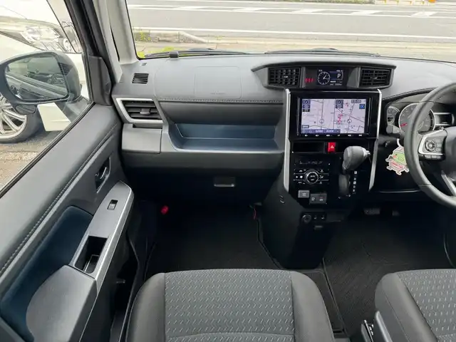 トヨタ ルーミー カスタムG－T 滋賀県 2022(令4)年 2.4万km ブラックマイカメタリック ワンオーナー/純正9インチフルセグナビ/　フルセグ Bluetooth CD DVD SD AM FM/パノラミックビューモニター/モデリスタエアロ /スマートアシスト/衝突回避支援ブレーキ/衝突警報機能/車線逸脱警報機能/路側逸脱警報/ふらつき警報/ブレーキ制御付誤発進抑制機能/先行車発進お知らせ機能/アダプティブドライビングビーム/サイドビューランプ/コーナーセンサー/標識認識機能/アダプティブクルーズコントロール/両側パワースライドドア/ビルトインETC/ローダウン（RSRダウンサス）純正サス積み込み/シートヒーター/純正15インチアルミ/純正ドアバイザー/純正フロアマット/スマートキー×2/