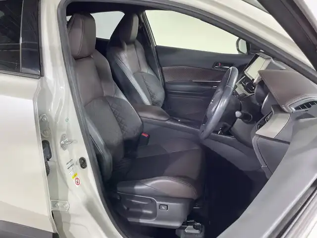 トヨタ Ｃ－ＨＲ ハイブリッド 1．8G 神奈川県 2017(平29)年 6.9万km ホワイトパールクリスタルシャイン アルパイン９型BIGXメモリーナビゲーション【９XV】/フルセグ　USB　CD　DVD　AUX　AM FM SD　HDMI　/バックカメラ/セーフティセンス/プリクラッシュセーフティシステム/レーンディパーチャーアラート/オートハイビーム/レーダークルーズコントロール/ブライドスポットモニター/前後クリアランスソナー/C-HRロゴ入りLEDヘッドランプ/シーケンシャルターンランプ/ドライブモード/ナノイー/電子パーキング　オートホールド/ピアノブラック装飾革巻きステアリング/ダークブラウン革ブラックファブリックコンビシート/前席快適温熱シート/ビルトインETC/プッシュスタート/スマートキー/純正リアスポイラー/純正18インチアルミホイール/オートライト/LEDフロントフォグランプ/取説　保証書/スペアキー