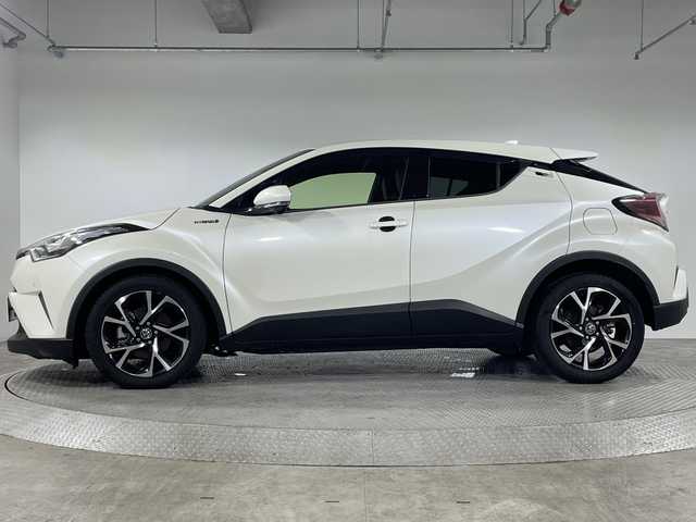 トヨタ Ｃ－ＨＲ ハイブリッド 1．8G 神奈川県 2017(平29)年 6.9万km ホワイトパールクリスタルシャイン アルパイン９型BIGXメモリーナビゲーション【９XV】/フルセグ　USB　CD　DVD　AUX　AM FM SD　HDMI　/バックカメラ/セーフティセンス/プリクラッシュセーフティシステム/レーンディパーチャーアラート/オートハイビーム/レーダークルーズコントロール/ブライドスポットモニター/前後クリアランスソナー/C-HRロゴ入りLEDヘッドランプ/シーケンシャルターンランプ/ドライブモード/ナノイー/電子パーキング　オートホールド/ピアノブラック装飾革巻きステアリング/ダークブラウン革ブラックファブリックコンビシート/前席快適温熱シート/ビルトインETC/プッシュスタート/スマートキー/純正リアスポイラー/純正18インチアルミホイール/オートライト/LEDフロントフォグランプ/取説　保証書/スペアキー