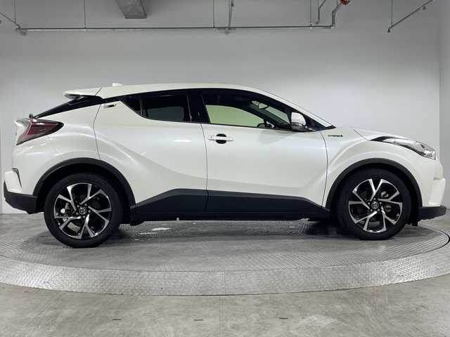 トヨタ Ｃ－ＨＲ ハイブリッド 1．8G 神奈川県 2017(平29)年 6.9万km ホワイトパールクリスタルシャイン アルパイン９型BIGXメモリーナビゲーション【９XV】/フルセグ　USB　CD　DVD　AUX　AM FM SD　HDMI　/バックカメラ/セーフティセンス/プリクラッシュセーフティシステム/レーンディパーチャーアラート/オートハイビーム/レーダークルーズコントロール/ブライドスポットモニター/前後クリアランスソナー/C-HRロゴ入りLEDヘッドランプ/シーケンシャルターンランプ/ドライブモード/ナノイー/電子パーキング　オートホールド/ピアノブラック装飾革巻きステアリング/ダークブラウン革ブラックファブリックコンビシート/前席快適温熱シート/ビルトインETC/プッシュスタート/スマートキー/純正リアスポイラー/純正18インチアルミホイール/オートライト/LEDフロントフォグランプ/取説　保証書/スペアキー