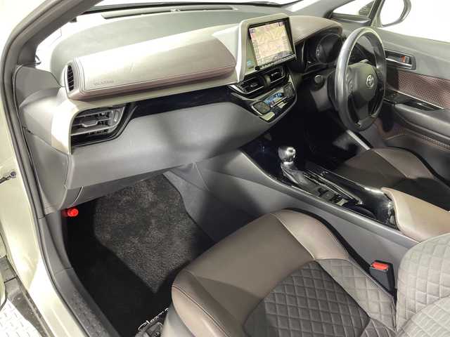 トヨタ Ｃ－ＨＲ ハイブリッド 1．8G 神奈川県 2017(平29)年 6.9万km ホワイトパールクリスタルシャイン アルパイン９型BIGXメモリーナビゲーション【９XV】/フルセグ　USB　CD　DVD　AUX　AM FM SD　HDMI　/バックカメラ/セーフティセンス/プリクラッシュセーフティシステム/レーンディパーチャーアラート/オートハイビーム/レーダークルーズコントロール/ブライドスポットモニター/前後クリアランスソナー/C-HRロゴ入りLEDヘッドランプ/シーケンシャルターンランプ/ドライブモード/ナノイー/電子パーキング　オートホールド/ピアノブラック装飾革巻きステアリング/ダークブラウン革ブラックファブリックコンビシート/前席快適温熱シート/ビルトインETC/プッシュスタート/スマートキー/純正リアスポイラー/純正18インチアルミホイール/オートライト/LEDフロントフォグランプ/取説　保証書/スペアキー