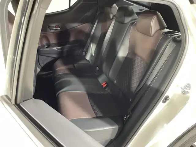 トヨタ Ｃ－ＨＲ ハイブリッド 1．8G 神奈川県 2017(平29)年 6.9万km ホワイトパールクリスタルシャイン アルパイン９型BIGXメモリーナビゲーション【９XV】/フルセグ　USB　CD　DVD　AUX　AM FM SD　HDMI　/バックカメラ/セーフティセンス/プリクラッシュセーフティシステム/レーンディパーチャーアラート/オートハイビーム/レーダークルーズコントロール/ブライドスポットモニター/前後クリアランスソナー/C-HRロゴ入りLEDヘッドランプ/シーケンシャルターンランプ/ドライブモード/ナノイー/電子パーキング　オートホールド/ピアノブラック装飾革巻きステアリング/ダークブラウン革ブラックファブリックコンビシート/前席快適温熱シート/ビルトインETC/プッシュスタート/スマートキー/純正リアスポイラー/純正18インチアルミホイール/オートライト/LEDフロントフォグランプ/取説　保証書/スペアキー