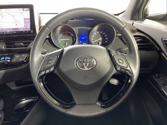 トヨタ Ｃ－ＨＲ ハイブリッド 1．8G 神奈川県 2017(平29)年 6.9万km ホワイトパールクリスタルシャイン アルパイン９型BIGXメモリーナビゲーション【９XV】/フルセグ　USB　CD　DVD　AUX　AM FM SD　HDMI　/バックカメラ/セーフティセンス/プリクラッシュセーフティシステム/レーンディパーチャーアラート/オートハイビーム/レーダークルーズコントロール/ブライドスポットモニター/前後クリアランスソナー/C-HRロゴ入りLEDヘッドランプ/シーケンシャルターンランプ/ドライブモード/ナノイー/電子パーキング　オートホールド/ピアノブラック装飾革巻きステアリング/ダークブラウン革ブラックファブリックコンビシート/前席快適温熱シート/ビルトインETC/プッシュスタート/スマートキー/純正リアスポイラー/純正18インチアルミホイール/オートライト/LEDフロントフォグランプ/取説　保証書/スペアキー