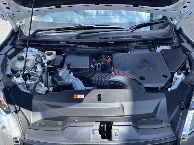 三菱 アウトランダー ＰＨＥＶ G 山口県 2022(令4)年 2.6万km ホワイトダイヤモンド 純正スマートフォン連携ナビ/・フルセグテレビ/・Bluetooth/・AM/FM/ワンオーナー/マルチアラウンドモニター/パワーバックドア/ヘッドアップディスプレイ/プラグインハイブリッド/スマートキー/プッシュスタート/クルーズコントロール（追従あり）/電動パーキングブレーキ/シートヒーター/ステアリングヒーター/パドルシフト/ルーフレール/シガーソケット/USB充電ポート/type-Cソケット×３/ペダルオペレーションモード/安全装置/・FCMブレーキアシスト/・誤発進抑制機能/・エマージェンシーストップシグナルシステム /マッドガード/リアバンパープロテクター